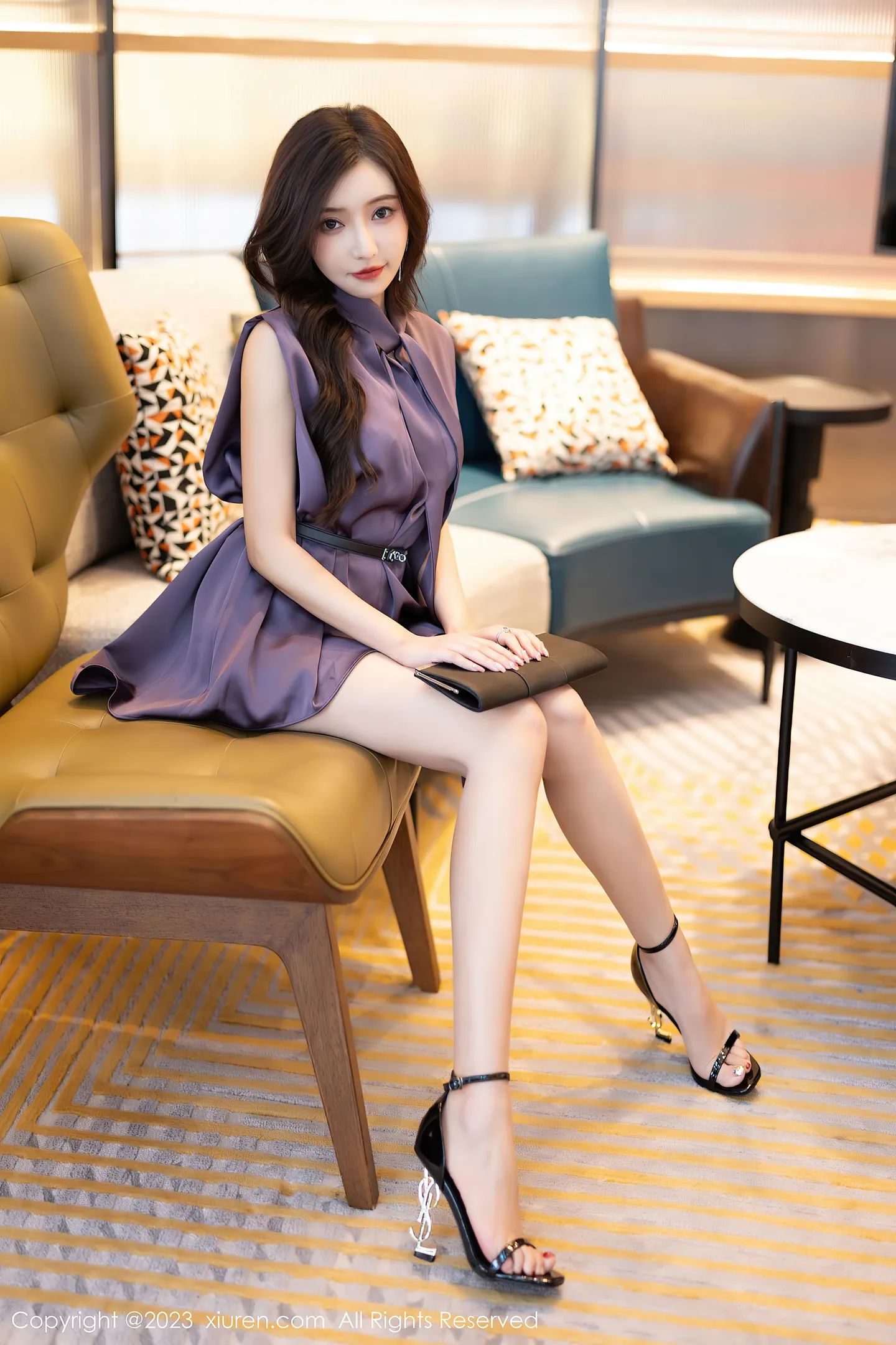 图片[2]-[XiuRen秀人网]VOL.7462 女神王馨瑶yanni脱紫色上衣露性感白色蕾丝内衣完美诱惑写真80P-秀人网官方网站